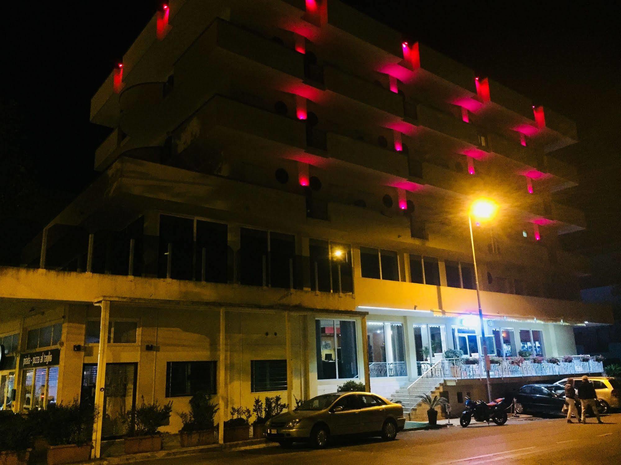 Beverly 3*